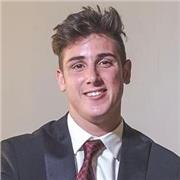 Studente magistrale di Ingegneria impartisce lezioni di matematica per studenti di scuola elementare, media e superiore